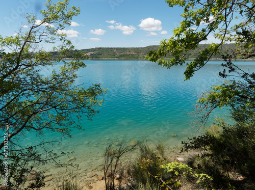 Eaux bleues turquoises du lac de Sainte-Croix au pied des gorges du Verdon depuis les berges de Bauduen. Alpes-de-Haute-Provence