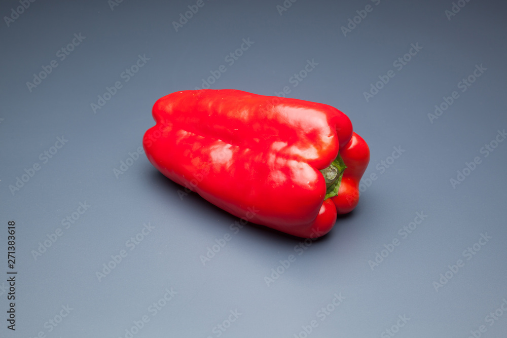 Pimiento rojo sobre fondo blanco Pimiento rojo sobre fondo blanco