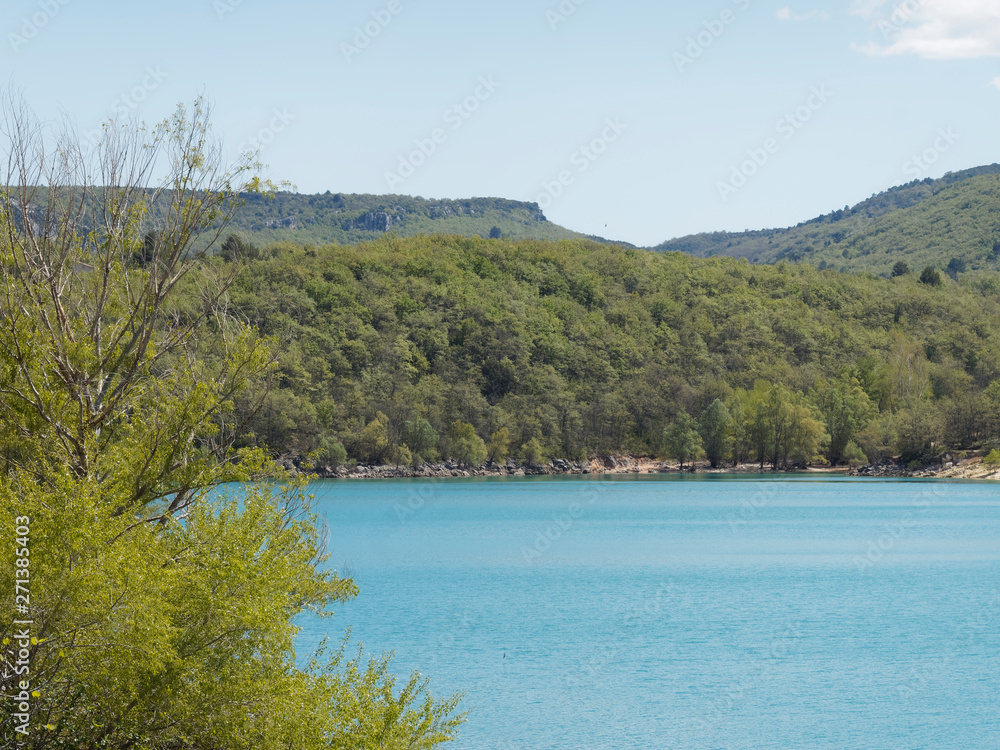 Paysage du lac de Sainte-Croix au pied des gorges du Verdon depuis les berges de Bauduen. Alpes-de-Haute-Provence