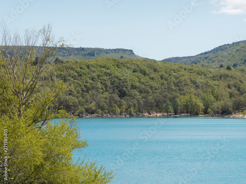 Paysage du lac de Sainte-Croix au pied des gorges du Verdon depuis les berges de Bauduen. Alpes-de-Haute-Provence