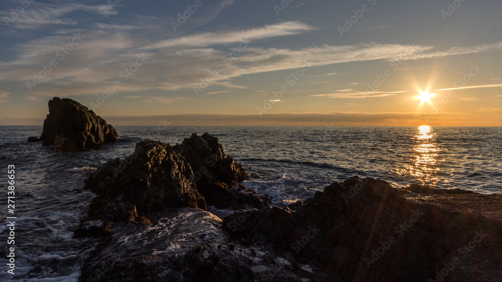 Obraz premium Coucher de soleil sur la mer méditerranée