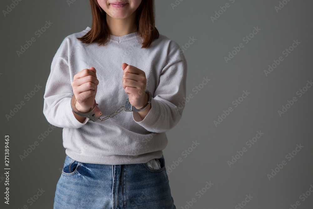 手錠を掛けられた女の子が微笑んでいる警察違反犯人 Foto De Stock Adobe Stock