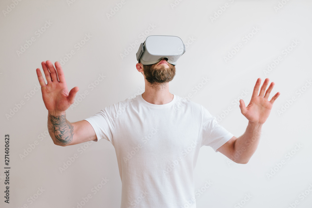 Naklejka premium Man hipster with beard using virtual reality glasses