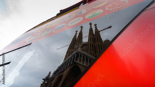 Canvas Print BARCELONA, SPAIN - NOVEMBER 09, 2018 - La Sagrada Familia church reflecting in t