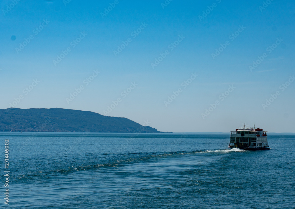 Fototapeta premium Battello sul lago