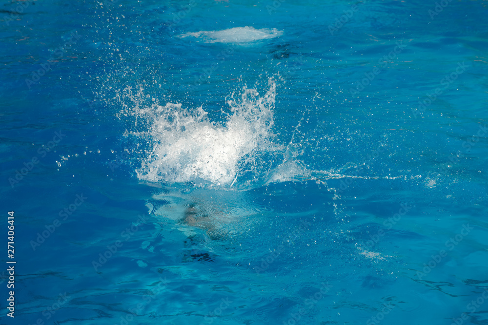 Naklejka premium Powerful splash on a blue water surface with waves and splashes.