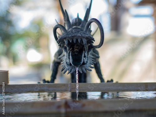 日本の神社の手水舎の龍