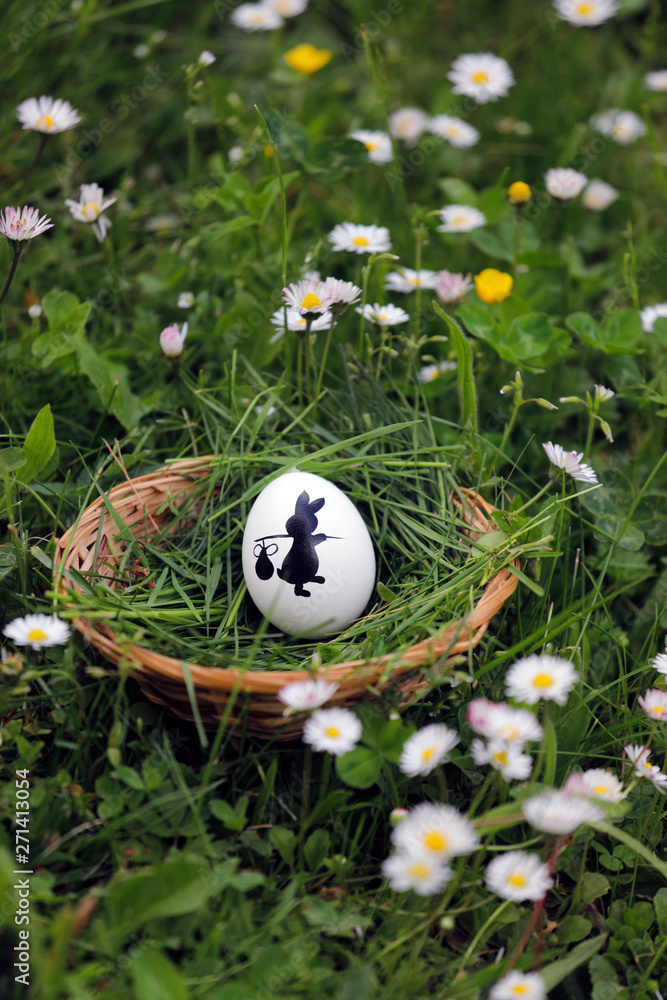 Osterkorb für Kinder Osterei mit Osterhase auf einer Blumenwiese mit