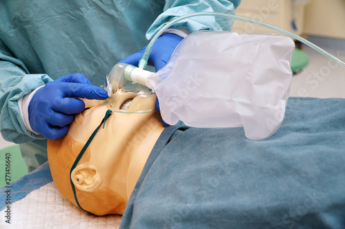 Φωτογραφία Doctor  shows the use of a non-rebreather oxygen mask using a medical patient si