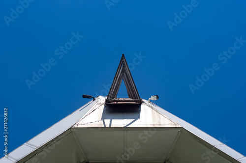 Triangular geometry of the building and video camera