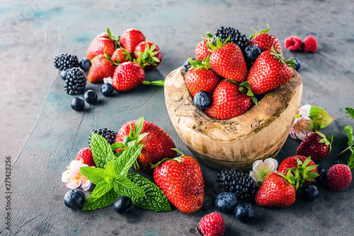 Gro  aufnahme von frischen Brombeeren  von Blaubeeren  von Erdbeeren und von gr  nen Minze  Bl  ttern