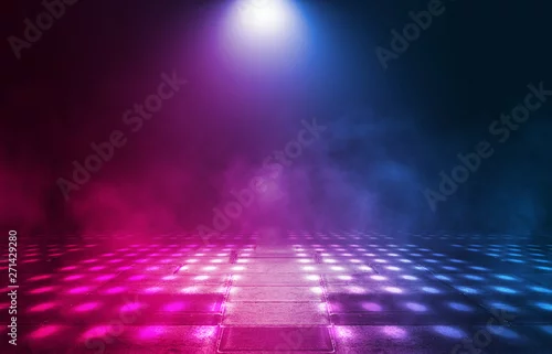 Fototapeta na wymiar Pusta scena w tle. Ciemny pokój, neonowe niebieskie i różowe postacie w ciemności, dym. Streszczenie ciemnym tle.