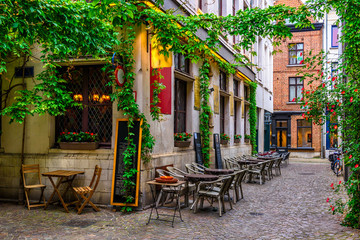 Tableau sur plexiglas Anvers Terrasse de restaurant rue pavée Anvers  © Ekaterina Belova