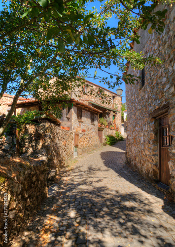 Fototapeta Naklejka Na Ścianę i Meble -  Rue de village traditionnel portugais, Casal de São Simão