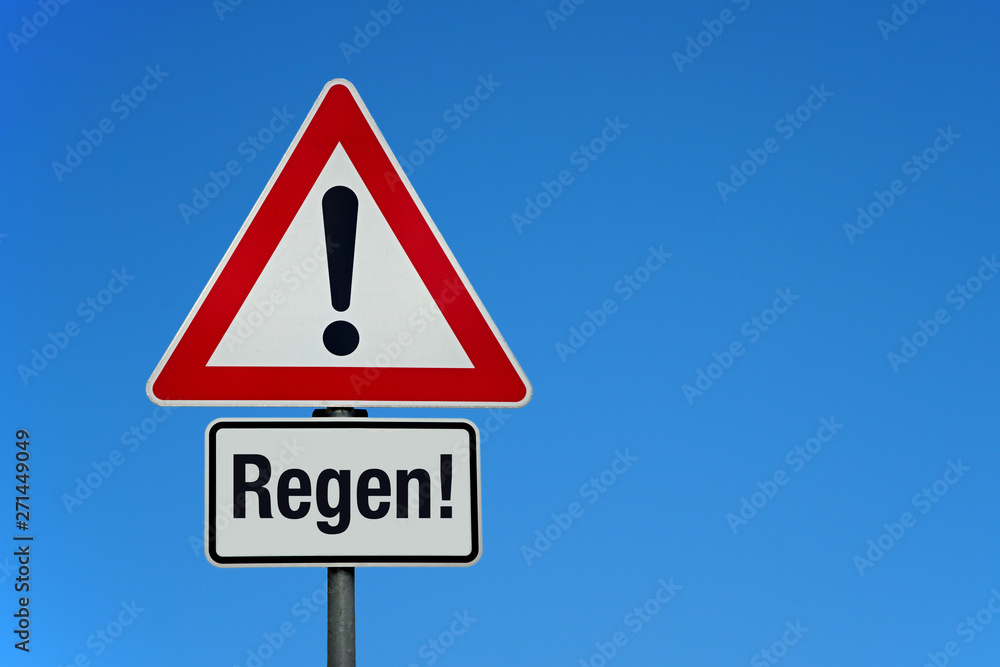 Regen mit Achtung Schild Regen mit Achtung Schild