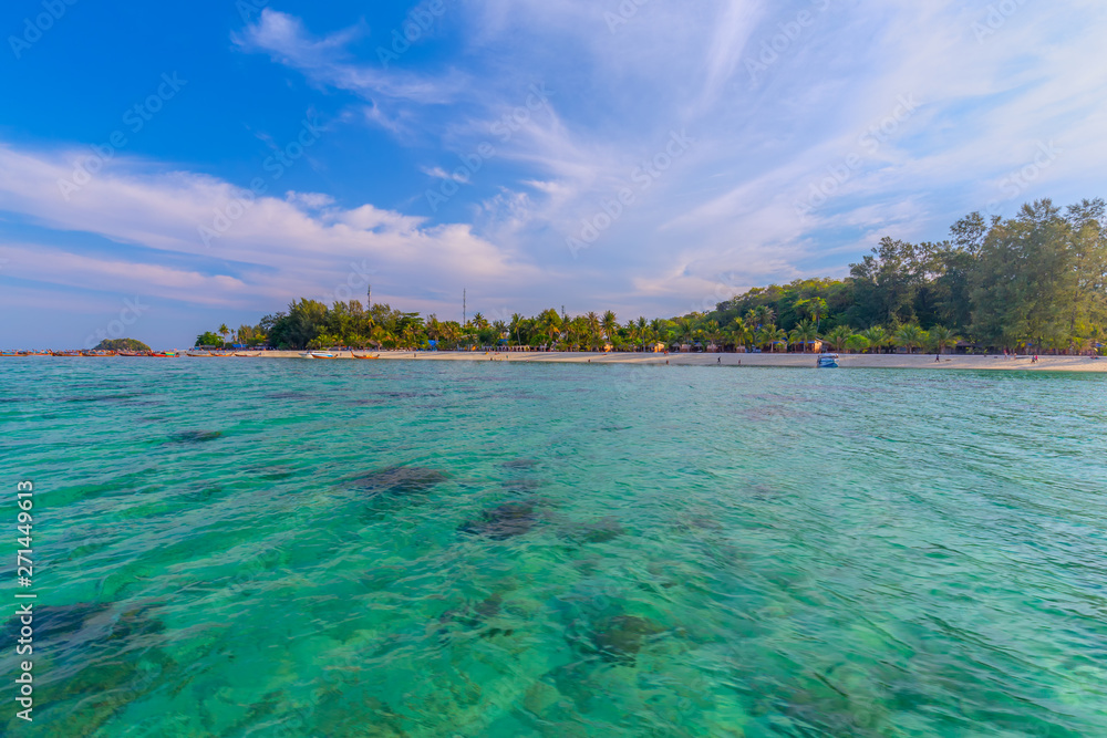 Fototapeta premium Clear water and beautiful sky at the paradise island in the tropical sea of Thailand