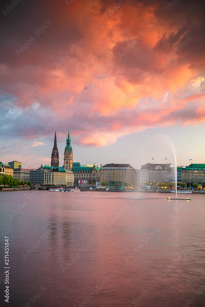Obraz premium Hamburg, Germany. Cityscape image of Hamburg downtown with City Hall during sunset.