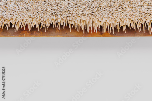 Foto empty white wall with thatched roof