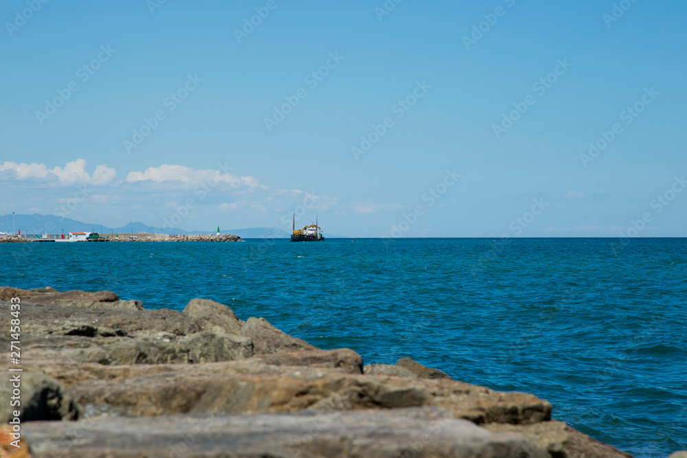 Mar, spain, valencia, puerto, agua turquesa, cielo azul, pasarela de piedra, costa, buque,verano, dia soleado.