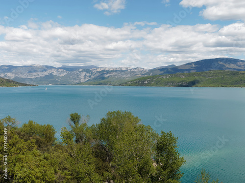 Vue sur le lac de Sainte-Croix depuis la commune de Bauduen dans le Var. Provence-Alpes-Côte d'Azur