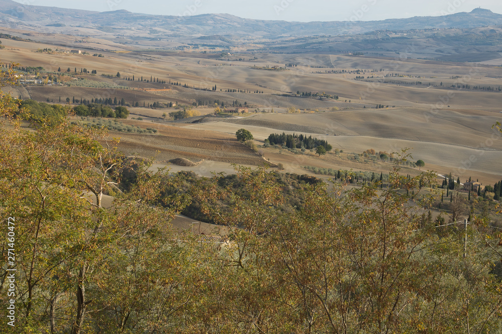 Obraz premium Countryside landscape. Countryside landscape with hills and a homestead; typical landscape of central Italy