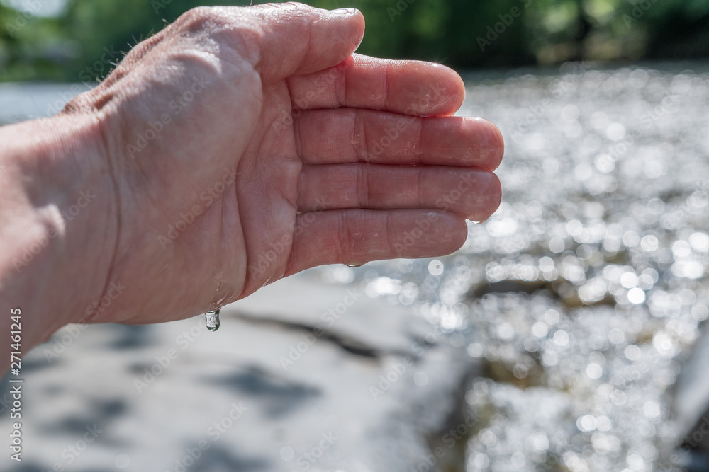 Hand mit Wasser Hand mit Wasser