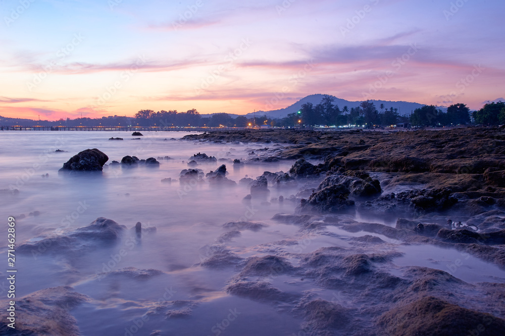 Naklejka premium Beautiful landscape with colorful sunset on the sea.