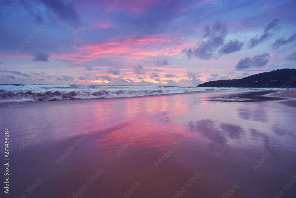 Fototapeta premium Beautiful landscape. Sunset on the sea shore.