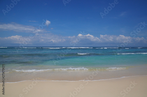 View from a beautiful white sandy beach on the ocean horizon and blue sky © triocean