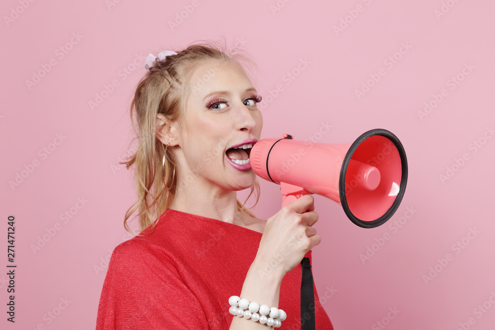 femme drôle humour fond rose femme drôle humour fond rose