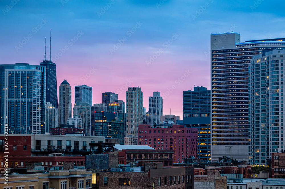 Naklejka premium Colorful sunrise in the city. Cityscape of Chicago in the early morning.