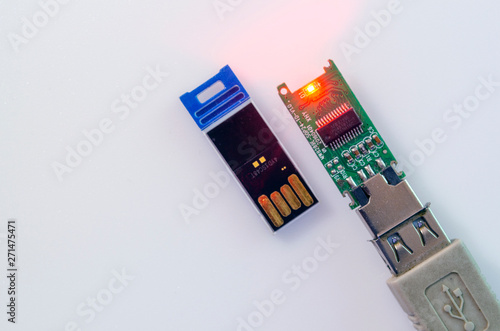 connected flash card with red light and unconnected