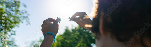 Fotografia first person view of person solve pieces of the puzzle against the sun or skys