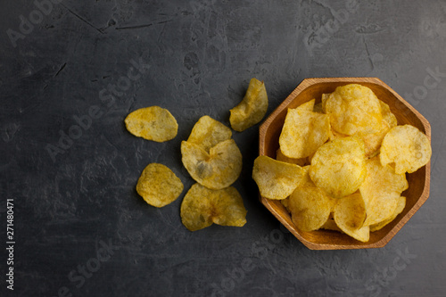 Aperitivo de patatas fritas caseras en un cuenco de madera