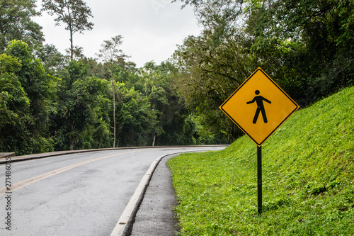 Placa de sinalização encontradas nas ruas do Brasil e pelo mundo
