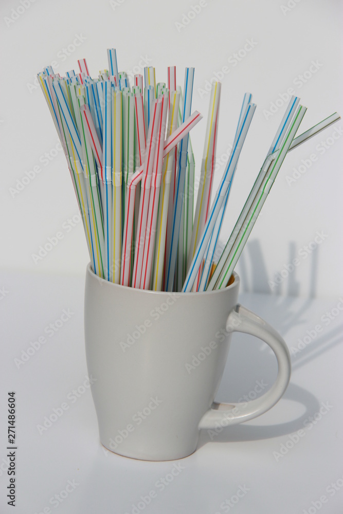 Pailles colorées dans une tasse Pailles colorées dans une tasse