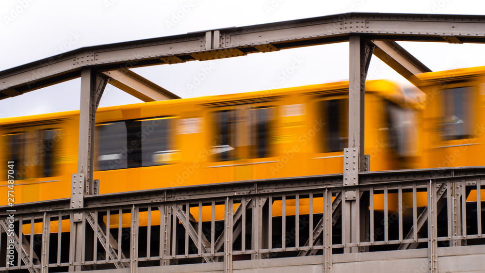 Fototapeta premium U-Bahn verwischt durch Geschwindigkeit auf klarer Brücke