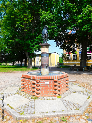 Die Statue auf dem Brunnen in einer Kleinstadt  photo