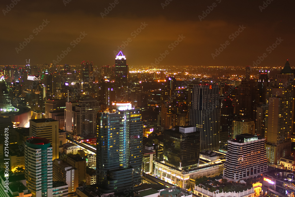 Obraz premium Image showing some buildings and lights of the city of Bangkok at night.