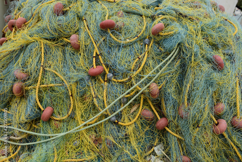 fischernetze im hafen von georgioupolis