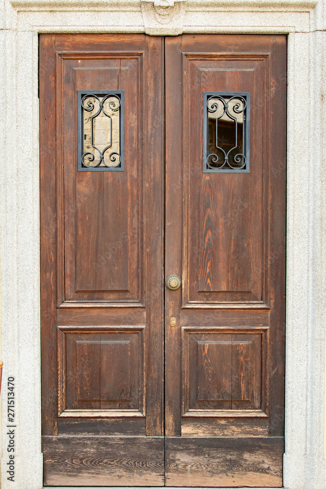 porta di legno con finestrelle ferro battuto 