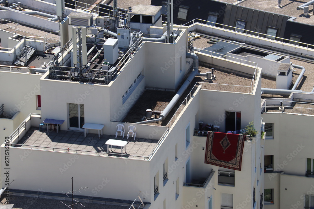 Toits d'un immeuble à Paris, vue aérienne Toits d'un immeuble à Paris, vue aérienne