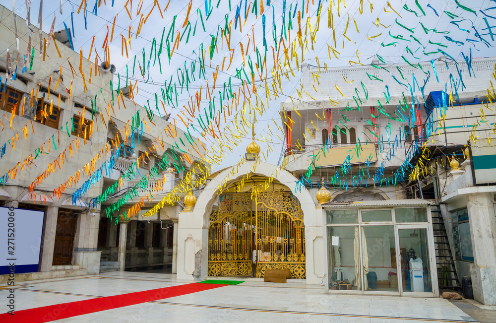 Obraz premium Courtyard of the temple Shree Durgiana Tirath in Amritsar, Punjab, India
