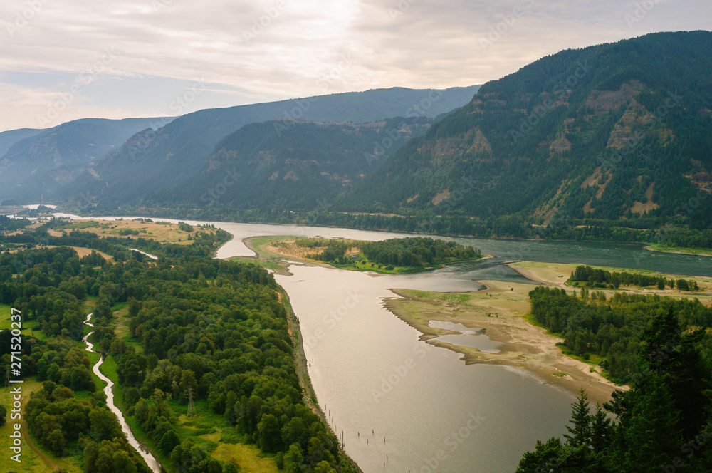 Φωτογραφία View of Columbia River Gorge as seen from top of Beacon Rock - Skamania County,