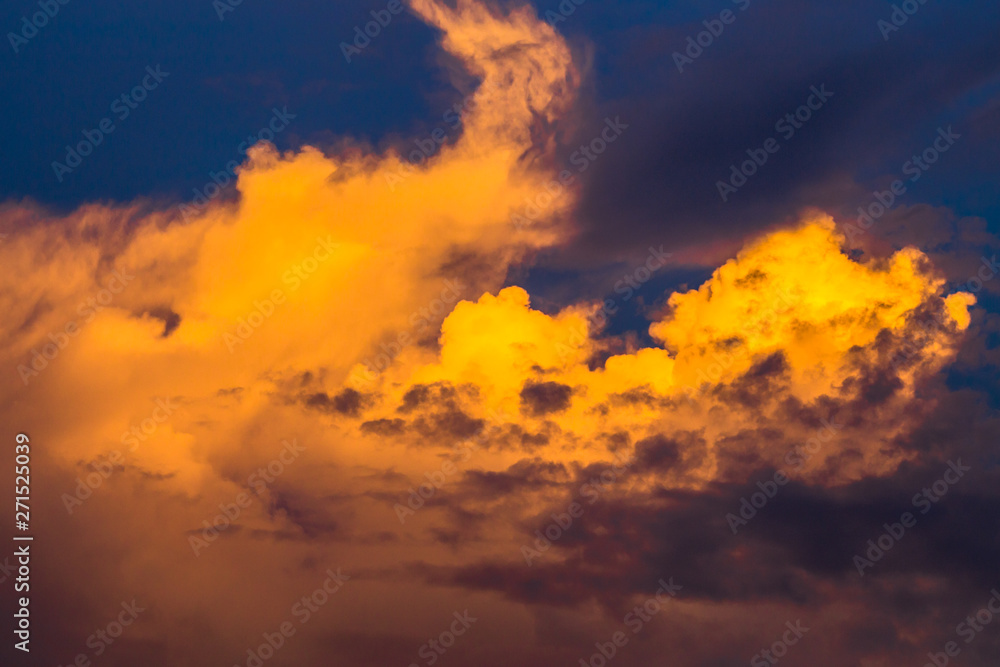 The wallpaper of the sky is closely aligned, with the movement of the clouds and many colors according to the time period (blue, orange, yellow) and various colors during the rainy season. 