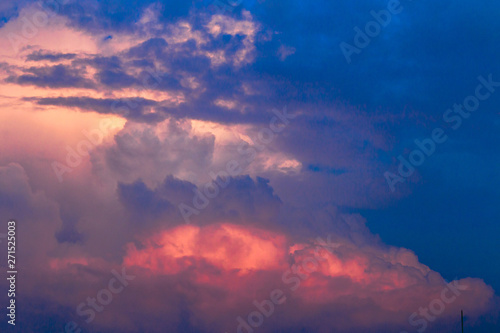 The wallpaper of the sky is closely aligned, with the movement of the clouds and many colors according to the time period (blue, orange, yellow) and various colors during the rainy season. 