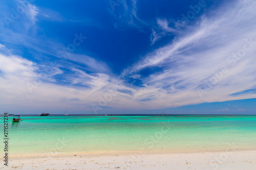 Fototapeta Naklejka Na Ścianę i Meble -  Clear water and blue sky at the paradise island in the tropical sea of Thailand