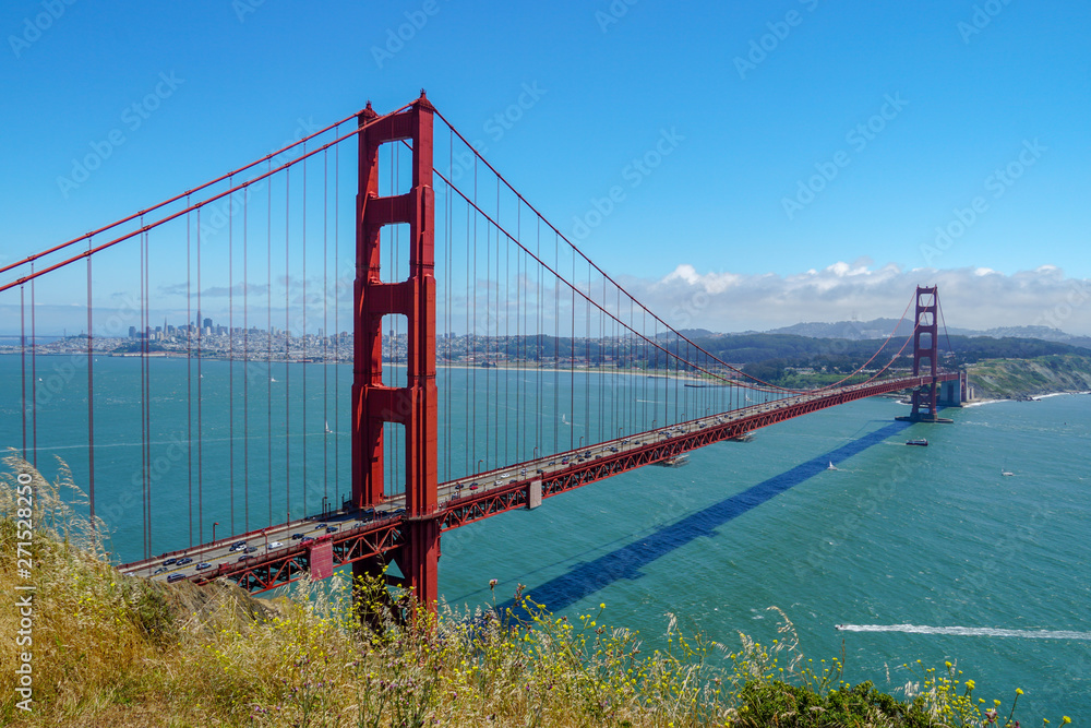 Fototapeta premium Słynny most Golden Gate. Most wiszący łączący Golden Gate. Struktura łączy amerykańskie miasto San Francisco w Kalifornii, północny kraniec Półwyspu San Francisco z Marin C.