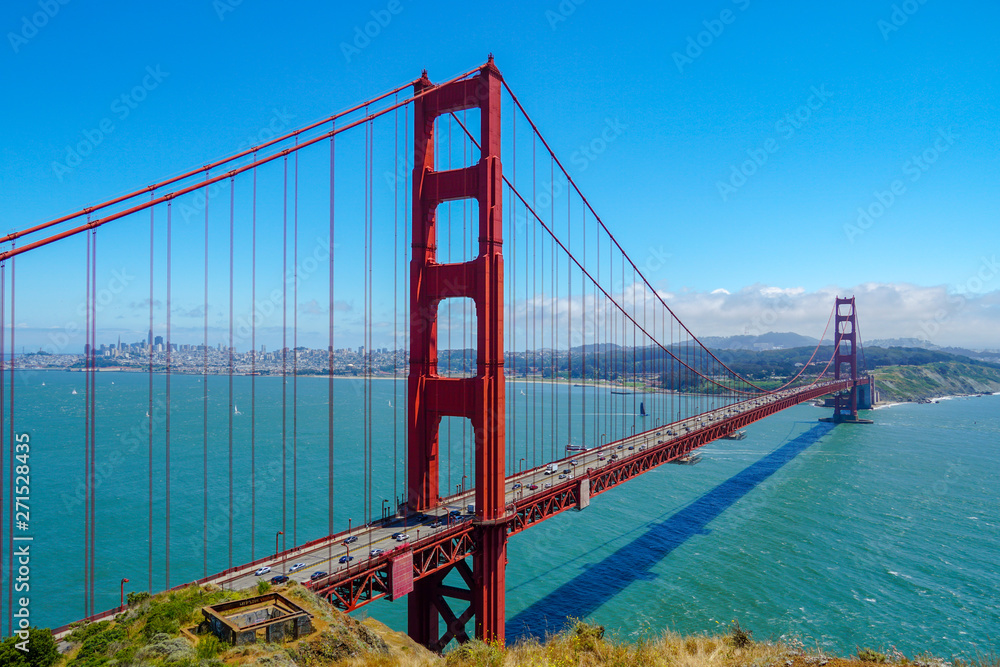 Fototapeta premium Słynny most Golden Gate. Most wiszący łączący Golden Gate. Struktura łączy amerykańskie miasto San Francisco w Kalifornii, północny kraniec Półwyspu San Francisco z Marin C.