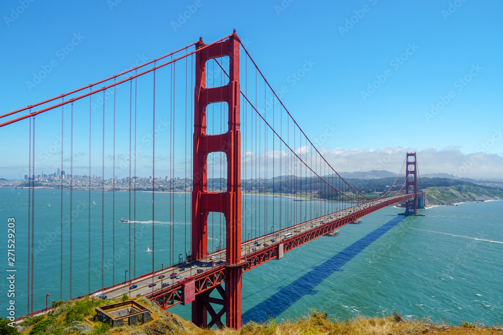 Obraz premium Famous Golden Gate Bridge. Suspension bridge spanning the Golden Gate. The structure links the American city of San Francisco, California, the northern tip of the San Francisco Peninsula to Marin C